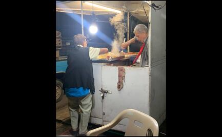 Pareja de ancianos se hace viral por vender tacos hasta la madrugada en Michoacán