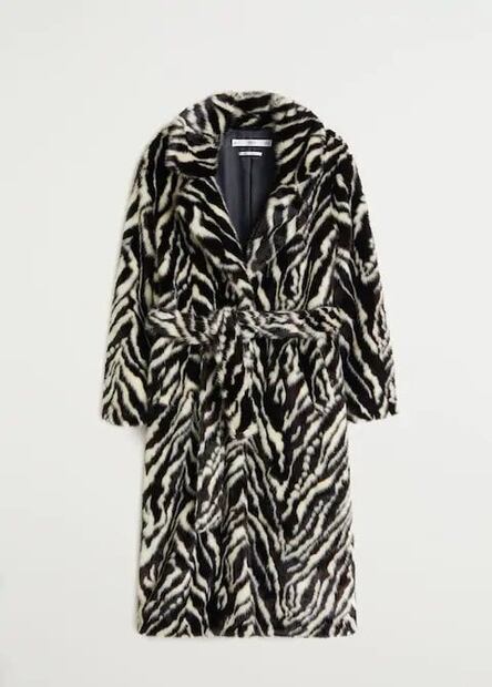 Selena viste abrigo de 3 mil 176 pesos