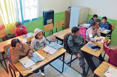 Niños y niñas se congelan para  acudir a sus escuelas