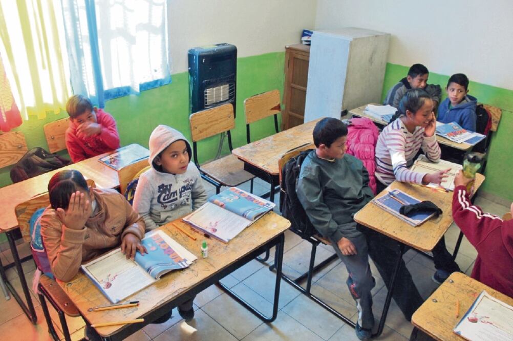 En las escuelas ubicadas en la periferia de las zonas urbanas, los pocos e RECONOCEN POLÍTICAS PRO MUJER estudiantes que asistieron permanecieron en un frío salón. (ESPECIAL)