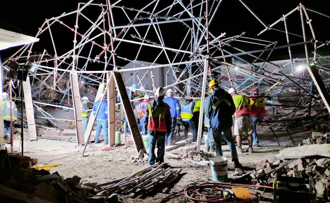 El derrumbe sucedió en la ciudad de George el pasado lunes, donde las autoridades estiman que aún existen 38 personas atrapadas. Foto: EFE/EPA