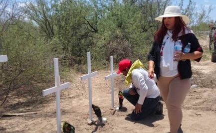 Madres Buscadoras de Sonora colocan cruces donde asesinaron a tres hermanitas; "tenemos una deuda pendiente con ellas", dice Ceci Flores