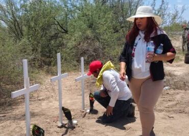 Madres Buscadoras de Sonora colocan cruces donde asesinaron a tres hermanitas; "tenemos una deuda pendiente con ellas", dice Ceci Flores