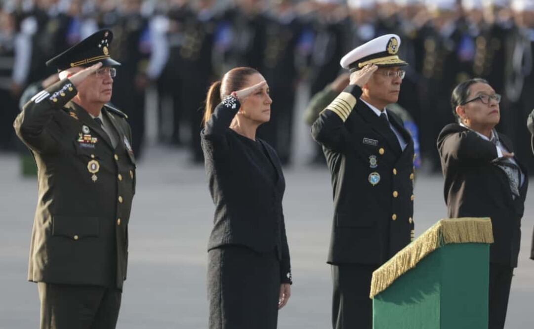 La presidenta Claudia Sheinbaum encabezó el izamiento de bandera a media asta en el zócalo capitalino en memoria de las víctimas de los sismos de 1985 y 2017. Foto: Carlos Mejia/EL UNIVERSAL