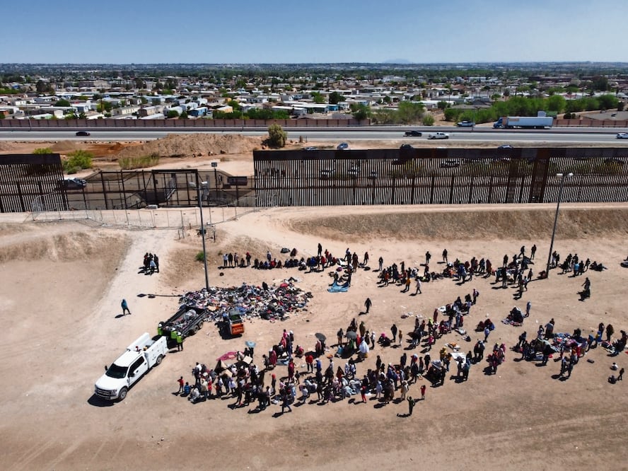 Cientos de personas que piden asilo a Estados Unidos esperaron ayer a que las autoridades de ese país les abrieran las puertas del muro en Ciudad Juárez, Chihuahua, para poder entregarse.
