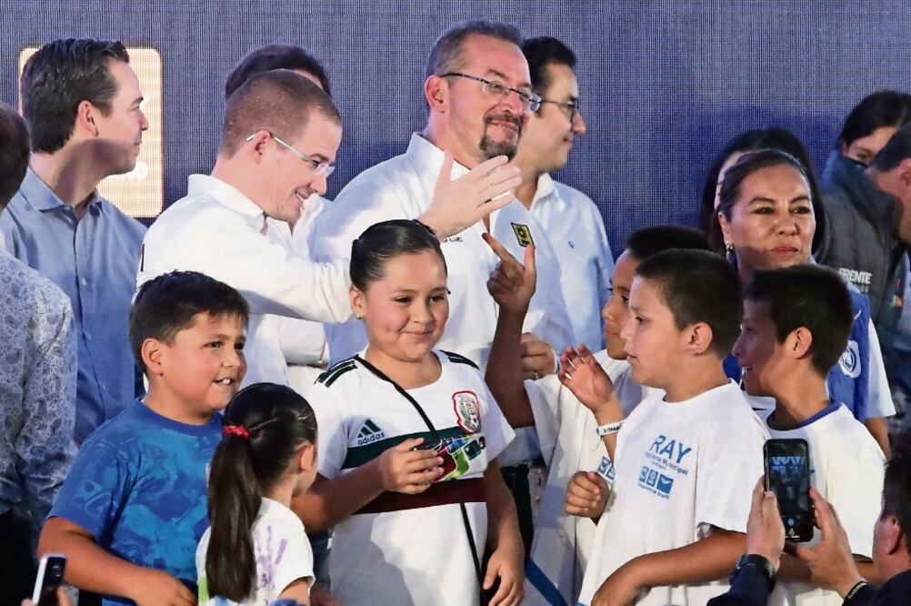 El candidato Ricardo Anaya Cortés, en el municipio de Cuautitlán Izcalli, prometió mejorar la infraestructura hospitalaria y la atención médica. (ARIEL OJEDA. EL UNIVERSAL)