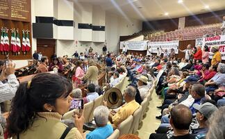 Jubilados de la UAS se manifiestan en el Congreso de Sinaloa; exigen realizar auditoria a administración del rector Jesús Madueña 