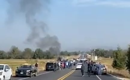 Recrudecen choques sindicales en la autopista Puebla–Tlaxcala; queman maquinaria pesada