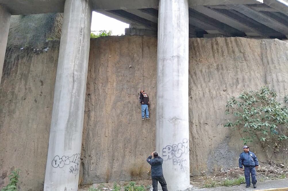 Al parecer el hombre no tiene marcas de violencia ni mensajes de ninguna índole, por lo que autoridades siguen la hipótesis de un suicidio. (ESPECIAL)