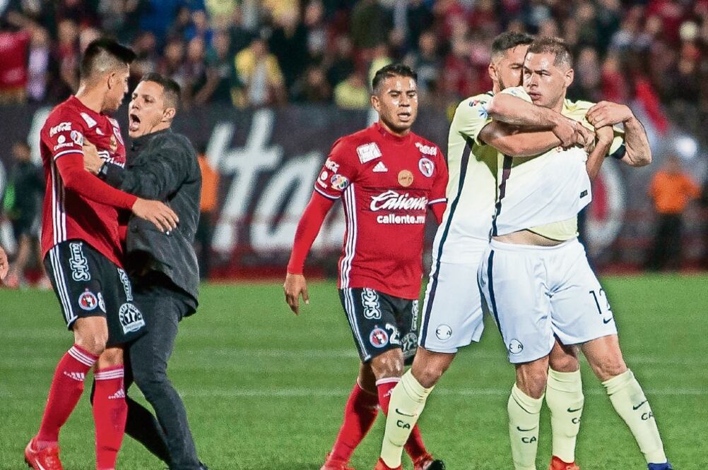 Finalmente, el castigo para Pablo Aguilar (12) del América, será de un año más una multa económica por la presunta agresión. (IMAGO7)