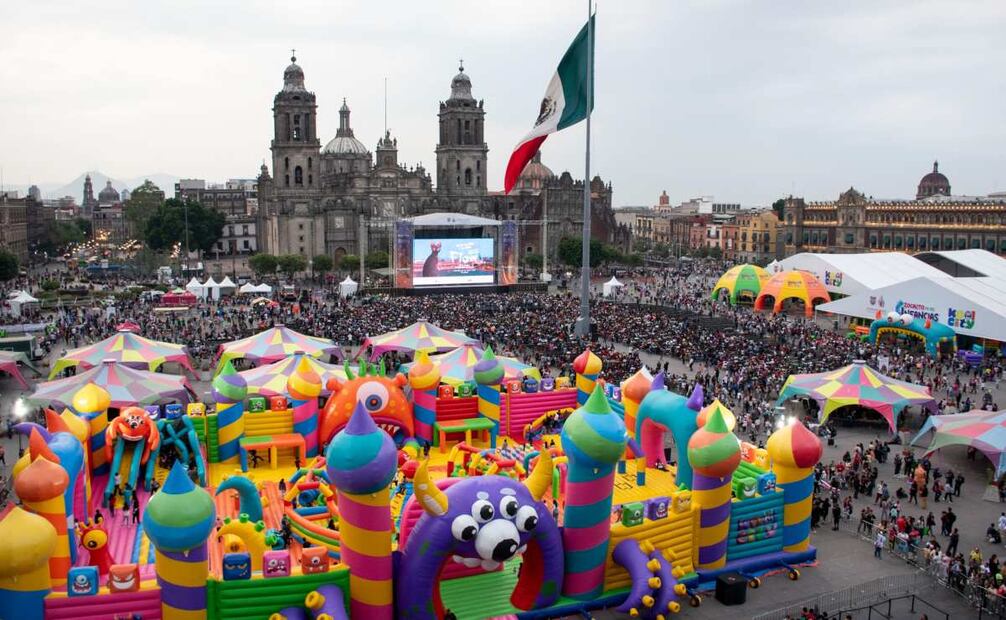Decenas de personas llegaron al Zócalo para ver la película (30/04/2025). Foto: Especial