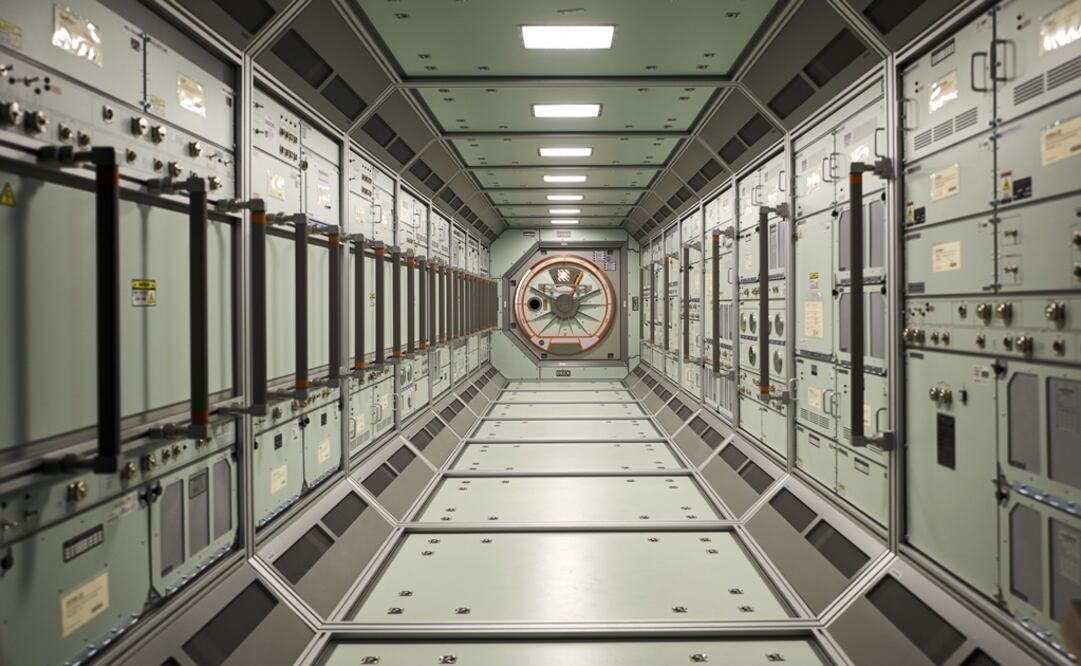 En una de las naves más grandes del estudio se han instalado partes de la ciudad, compuesta de una serie de módulos en forma de burbujas. FOTO: EFE