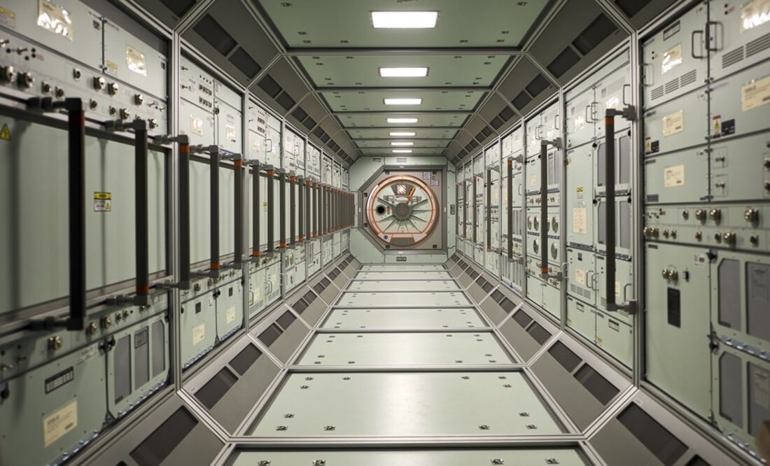 En una de las naves más grandes del estudio se han instalado partes de la ciudad, compuesta de una serie de módulos en forma de burbujas. FOTO: EFE