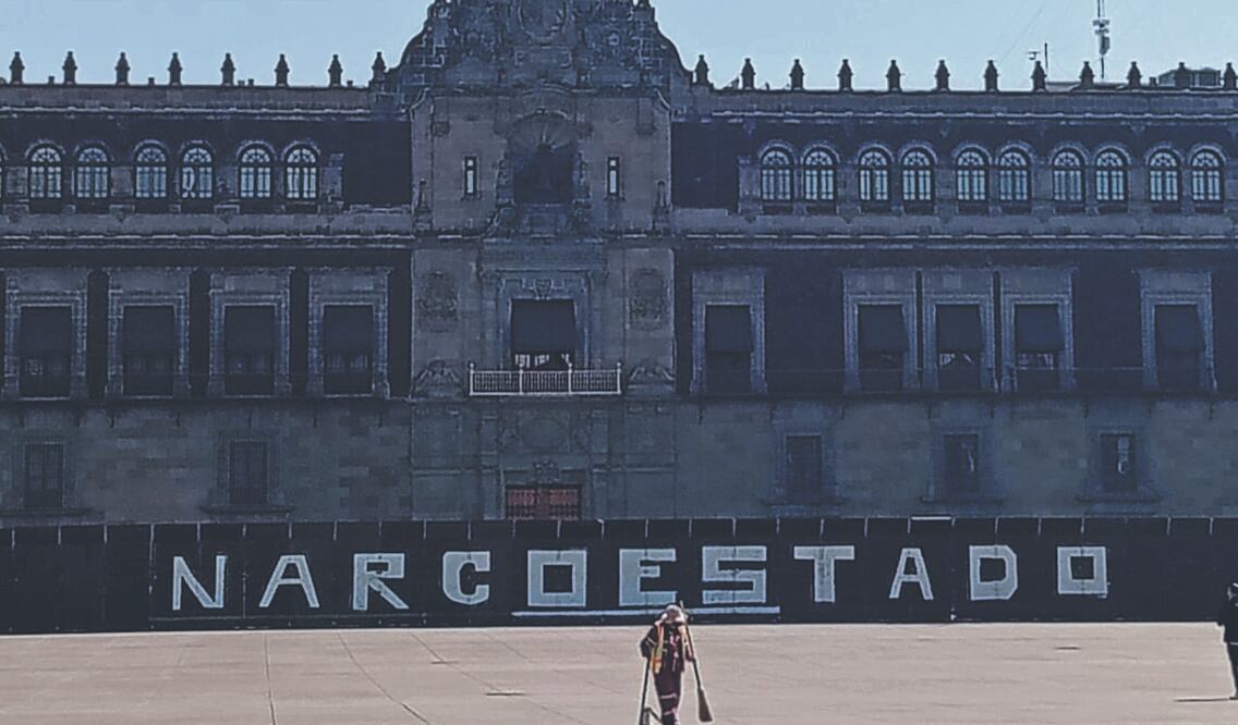 En las vallas colocadas para proteger Palacio Nacional jóvenes de @SomosMxMexico rotularon la palabra “narcoestado”. Foto: de Pedro Villa y Caña