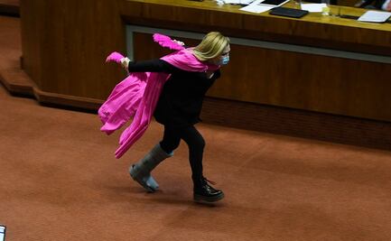 Diputada chilena celebra nueva reforma corriendo como Naruto