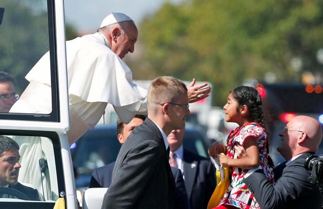Con trenzas en el cabello y un vestido típico en colores brillantes, Sophie Cruz, una niña de cinco años de edad, nacida en Estados Unidos pero hija de padres mexicanos, fue llevada hasta el papa Francisco. Foto AP