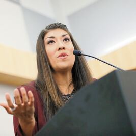 Dos mujeres critican acercamiento de Biden