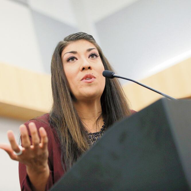 Acusación. La exlegisladora Lucy Flores, de 39 años, dice que Biden le dio un beso inapropiado en un acto en 2014. ARCHIVO AP