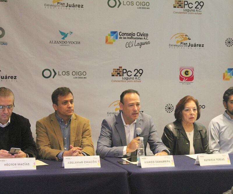 El director del CCI Laguna, Marco Zamarripa (centro), calificó de pobre la transparencia en los asuntos del Cabildo de Torreón, Coahuila; precisó que no cuenta con espacios en las comisiones. ESPECIAL