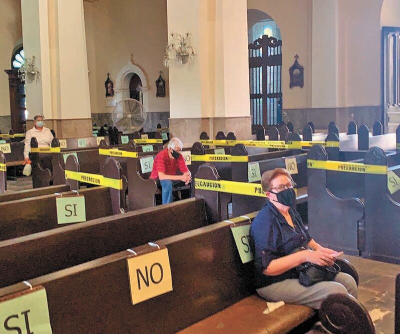 Dado que por la pandemia mucha gente no visita las iglesias, los curas se han tenido que acercar a los fieles, con lo que algunos se han visto contagiados. Foto: CORTESÍA