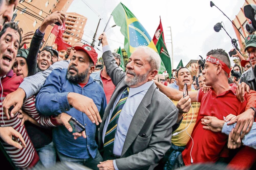 Miles de personas acompañaron a Luiz Inácio Lula da Silva a su llegada a la Corte Federal de Justicia de Curitiba, donde declaró ayer durante cinco horas (AFP)