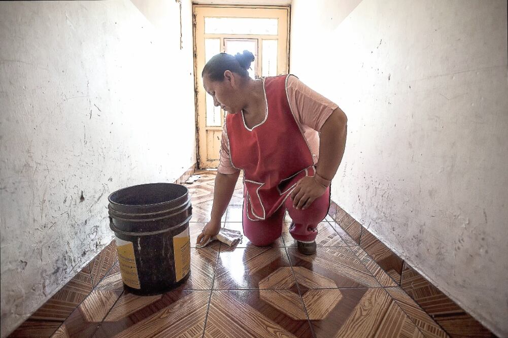 “Elvira” (izq.) señala que hay gente que trata mal a quienes les ayudan en el hogar, pues quieren que limpien toda la casa, cocinen, planchen y laven ropa por el mismo precio, como si se tratara de un departamento pequeño (JORGE ALBERTO MENDOZA)