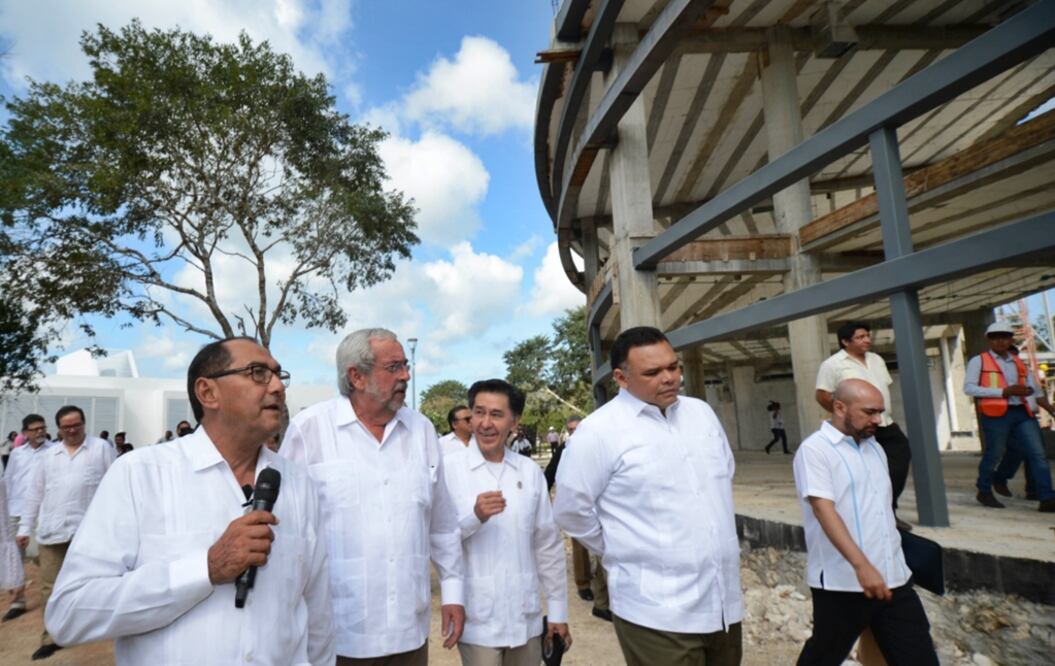 El rector Enrique Graue recorre el edificio de la Litoteca y laboratorios de Geofísica de la UNAM en Yucatán. Le acompañan Raúl Godoy, Jaime Urrutia y Rolando Zapata Bello. Foto: Cortesía UNAM