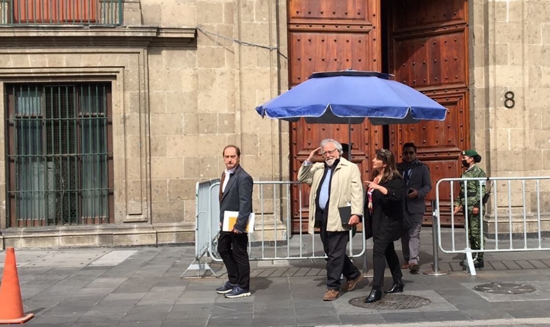 Tras más de una hora de reunión, Alejandro Encinas, así como Ángela María Buitrago y Carlos Beristáin, integrantes del GIEI, se retiraron del recinto histórico sin dar declaraciones. Foto: especial