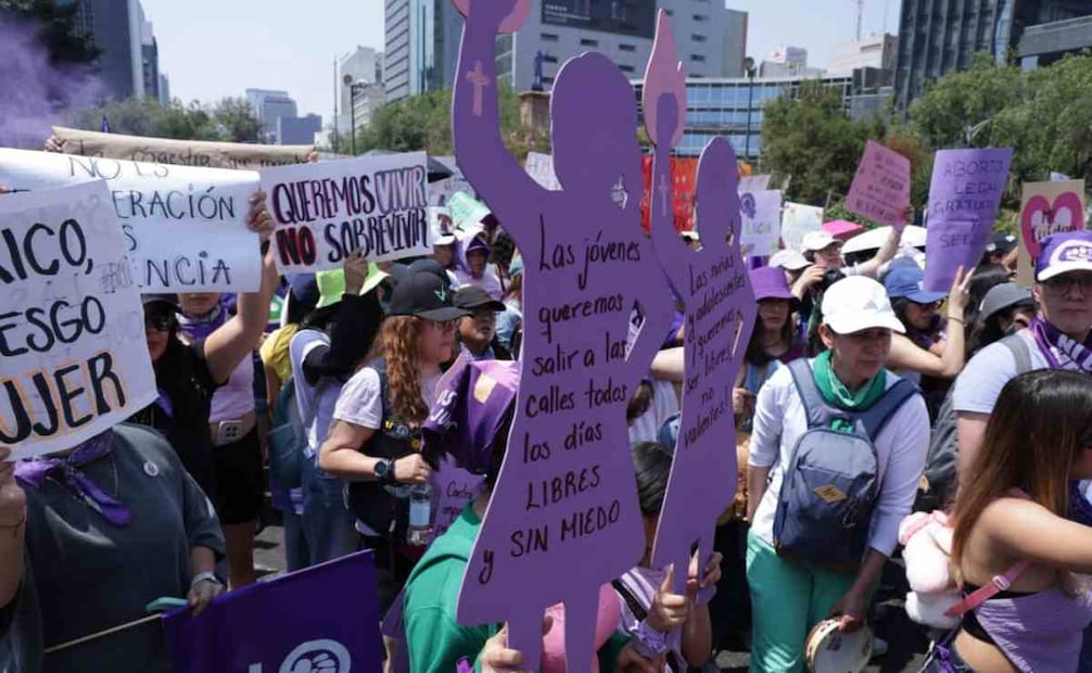 Mujeres con pancartas exigen vivir sin miedo en la marcha por el Día Internacional de la Mujer. 8 de Marzo de 2026/ Foto: Fernanda Rojas. EL UNIVERSAL