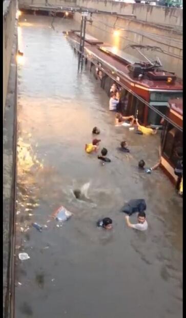 Empleados auxiliaron en inundación del Tren Ligero con decoración de su bar