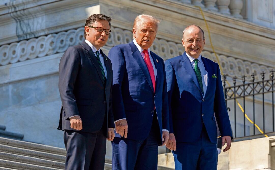 El vocero de la Casa Blanca, Mike Johnson; el presidente de Estados Unidos, Donald Trump, y el jefe de gobierno de Irlanda, Micheál Martin. (13/03/2025) Foto: Shawn Thew | EFE