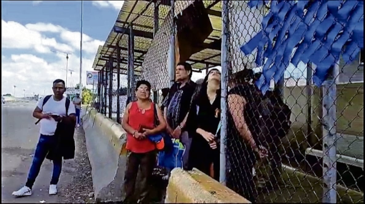 Usuarios esperaron una hora para que llegara una unidad. Foto: Especial