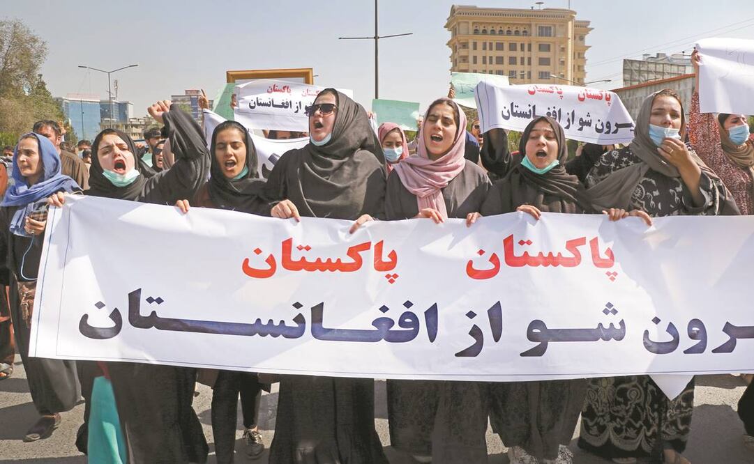 Afganas durante una manifestación contra Paquistán, cerca de la embajada de ese país en Kabul. Foto: Wali Sabawoon. AP