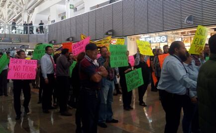 Taxistas se manifiestan dentro del aeropuerto contra aplicaciones móviles 