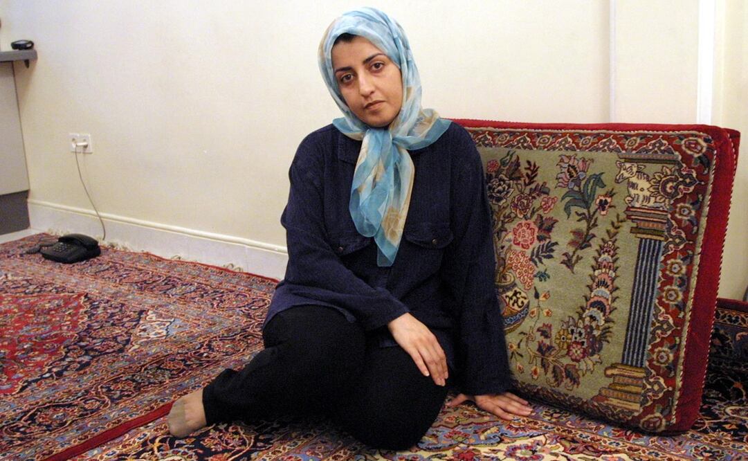 La activista iraní por los derechos de las mujeres Narges Mohammadi es vista en su casa en Teherán el 4 de septiembre de 2001. Foto: AFP