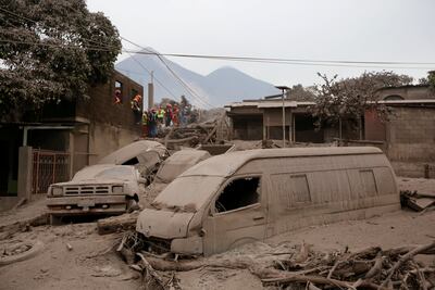 Crece a 69 el número de muertos por erupción de volcán en Guatemala