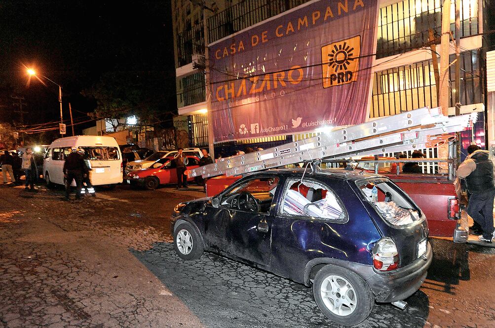 De acuerdo con una reconstrucción de hechos, todo inició cerca de las 23:00 horas del miércoles, cuando brigadistas del PRD colocaban en la vía pública pendones con la imagen Luis Espinosa Cházaro, y retiraban la priísta