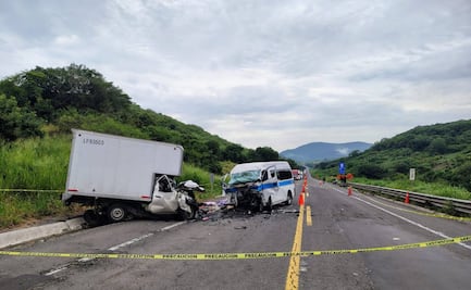 Accidente en carretera Siglo XXI en Michoacán, deja 4 muertos y 6 lesionados; chocan de frente una camioneta de pasajeros y otra comercial
