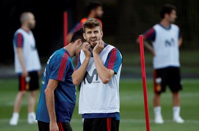 Gerard Piqué abandona entrenamiento por molestias en la rodilla