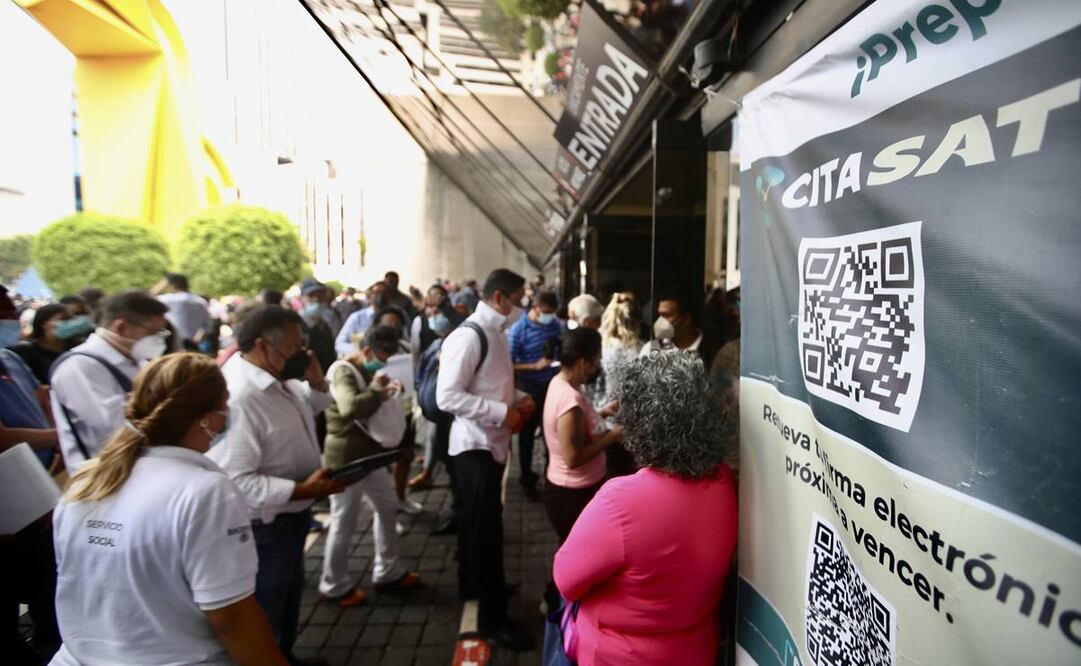 Largas filas se registran a las afueras de la oficinas del SAT Caballito por obtener el constancia de situación fiscal. Foto: Valente Rosas/EL UNIVERSAL