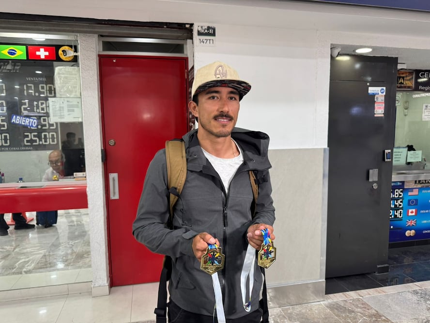 Gerardo Ulloa presume sus medallas de oro / Foto: Diego Salgado - EL UNIVERSAL
