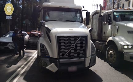 Tráiler choca 5 autos particulares, destroza un taxi y genera riña en Iztacalco