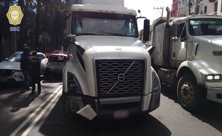 Tráiler choca 5 autos particulares, destroza un taxi y genera riña en Iztacalco