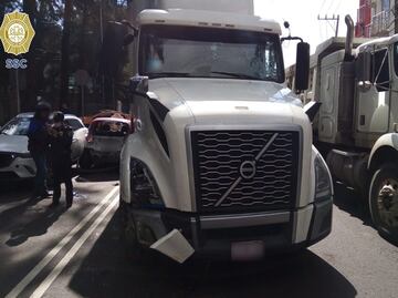 Tráiler choca 5 autos particulares, destroza un taxi y genera riña en Iztacalco