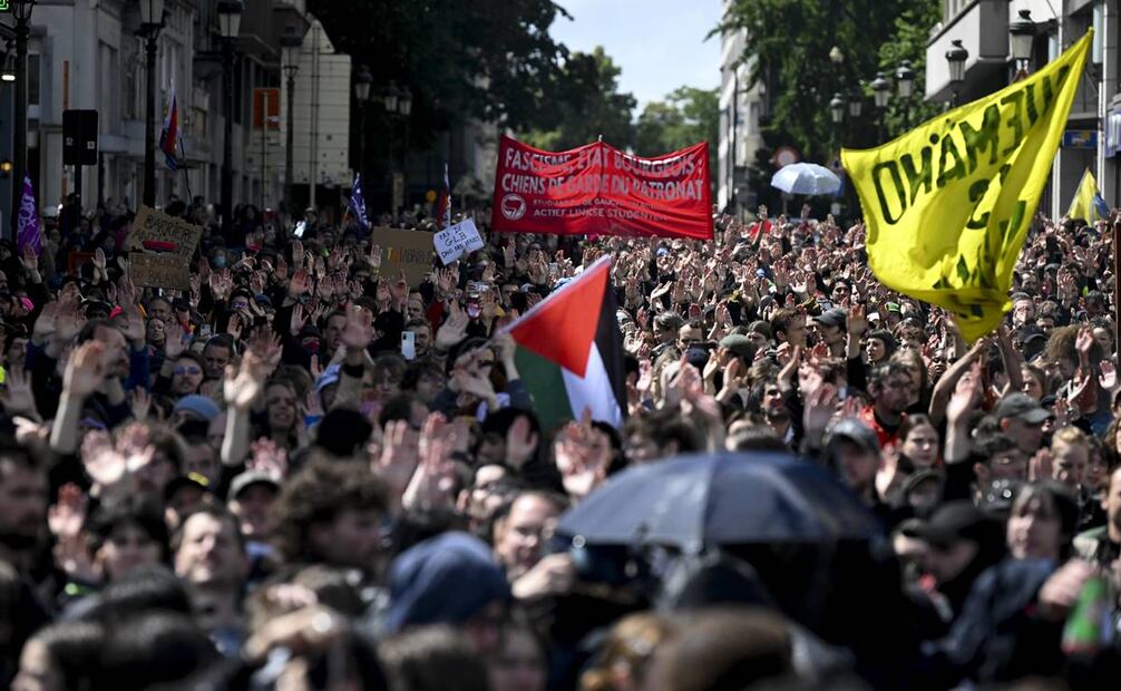 La gente participa en una marcha social y antifascista organizada por la Coordinación Antifascista Belga en Bruselas, Bélgica. Foto:EFE