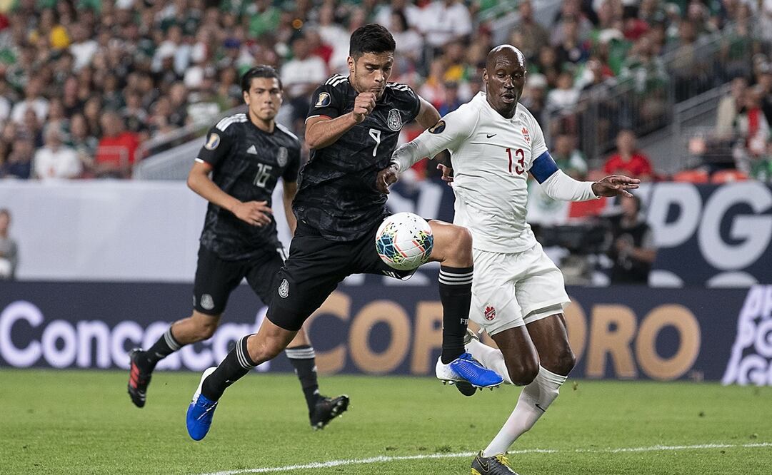 Atiba Hutchinson peleando un balón con Raúl Jiménez - FOTO: Imago7