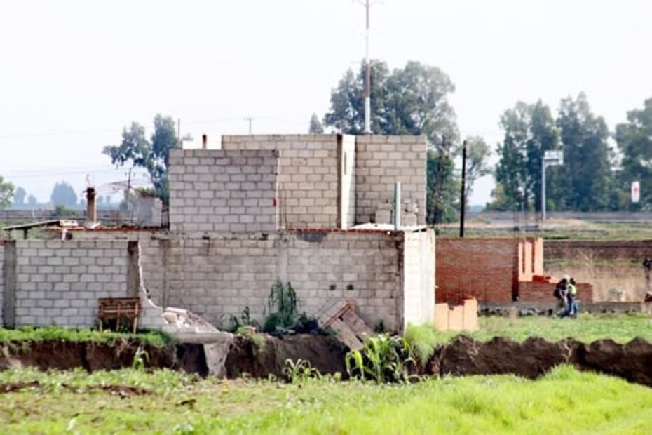 Socavón en Puebla derrumba recámara y barda de casa en riesgo de ser “tragada”