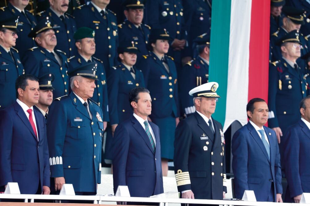 El presidente Enrique Peña Nieto (centro), acompañado de los titulares de la Sedena, Salvador Cienfuegos (a su izq.), y de Semar, Vidal Francisco Soberón (a su der.), tomó protesta de bandera a soldados y marinos del Servicio Militar. Foto: LUIS CORTÉS.