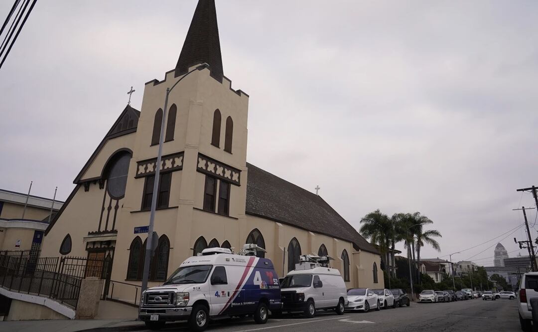 Camionetas y medios de comunicación estacionados frente a la iglesias católica croata St Anthony en Los Ángeles. Foto: AP