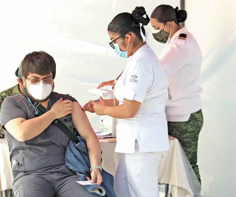 En la aplicación de la vacuna a personal de salud ha habido anomalías, acusaron PRI y PRD. Foto: ARCHIVO EL UNIVERSAL